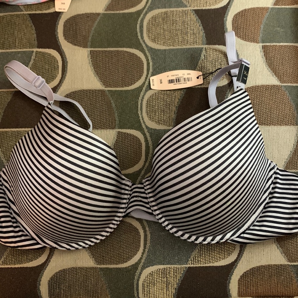Nwt Victoria’s Secret uplift demi bra size 36b